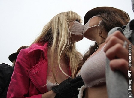 Девушки нанесли секс-удар по свиному гриппу (Фото)