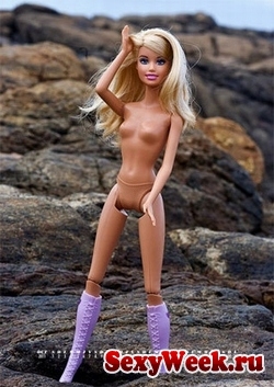 Выпущен эротический календарь с голыми Барби (Фото)
