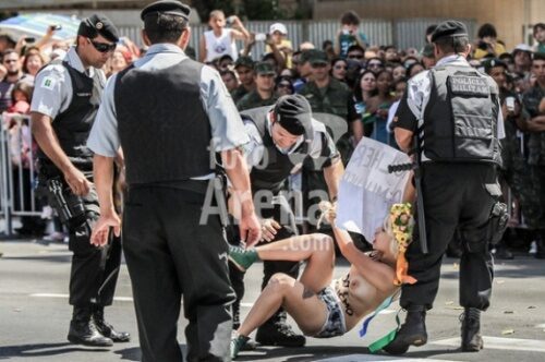 Голые ФЕМЕНистки атаковали бразильский парад (Фото)
